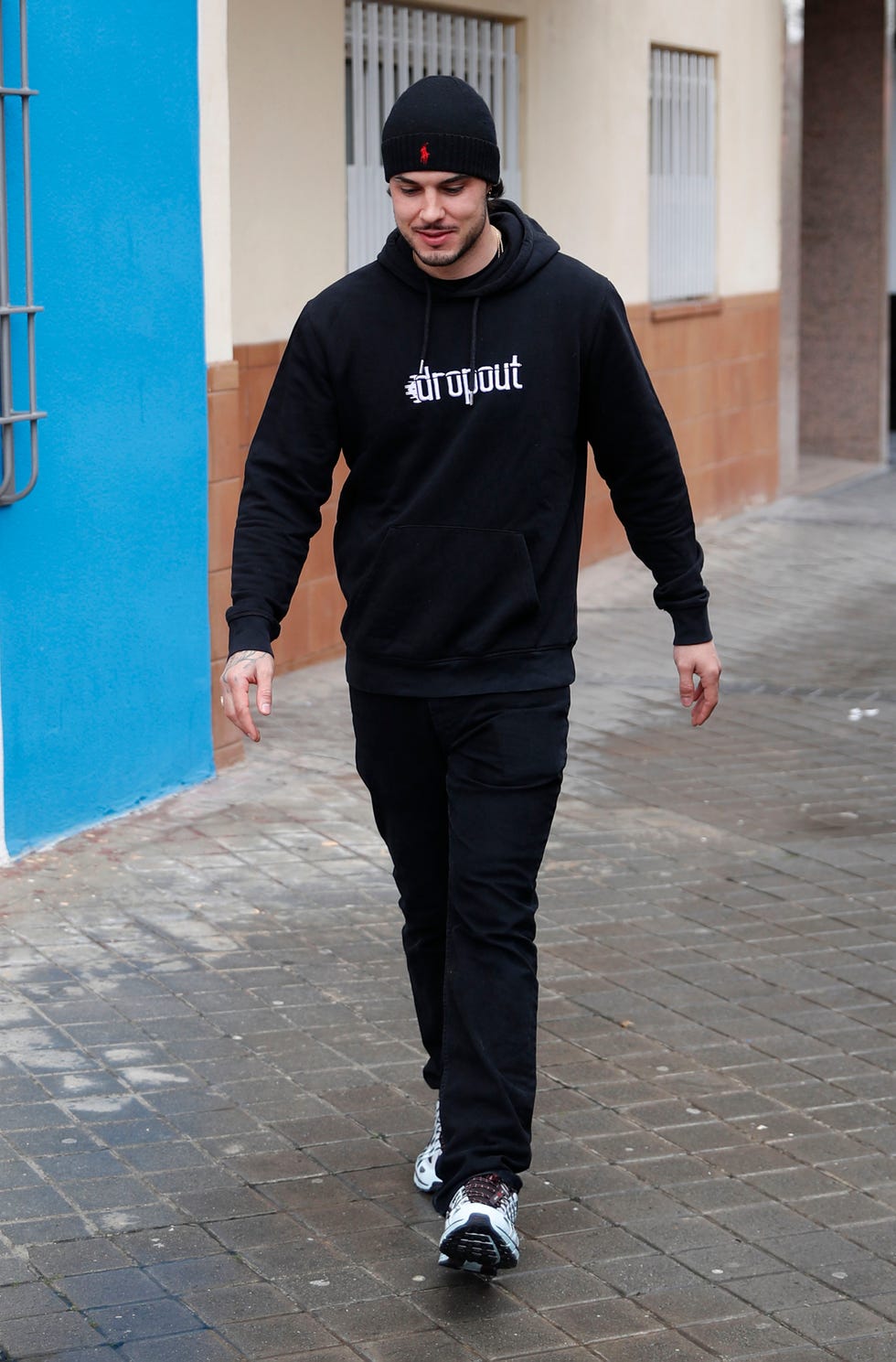 el novio de alejandra rubio al lado de su nuevo negocio de barberia u tatuajes