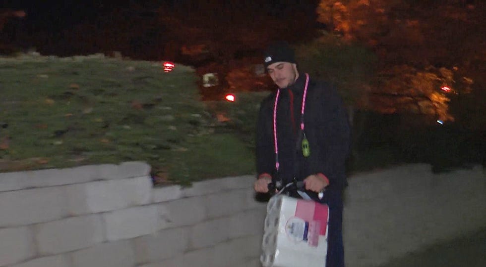 carlo costanzia en patinete