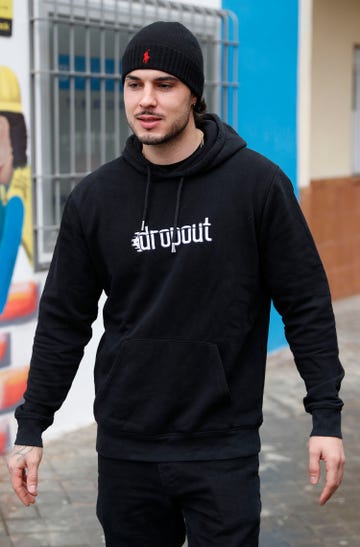 el hijo de mar flores con sudadera con capucha negra y gorro de lana