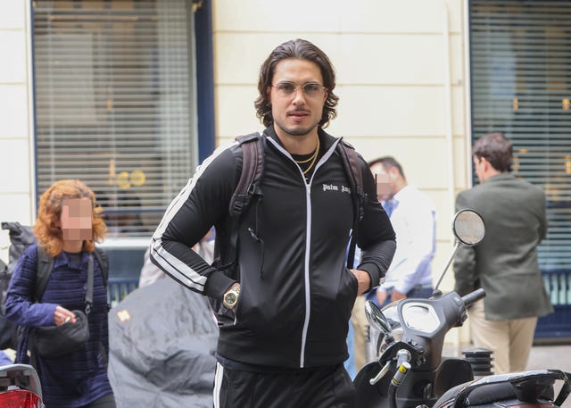 carlo costanzia con amigos por las calles de madrid sin alejandra rubio