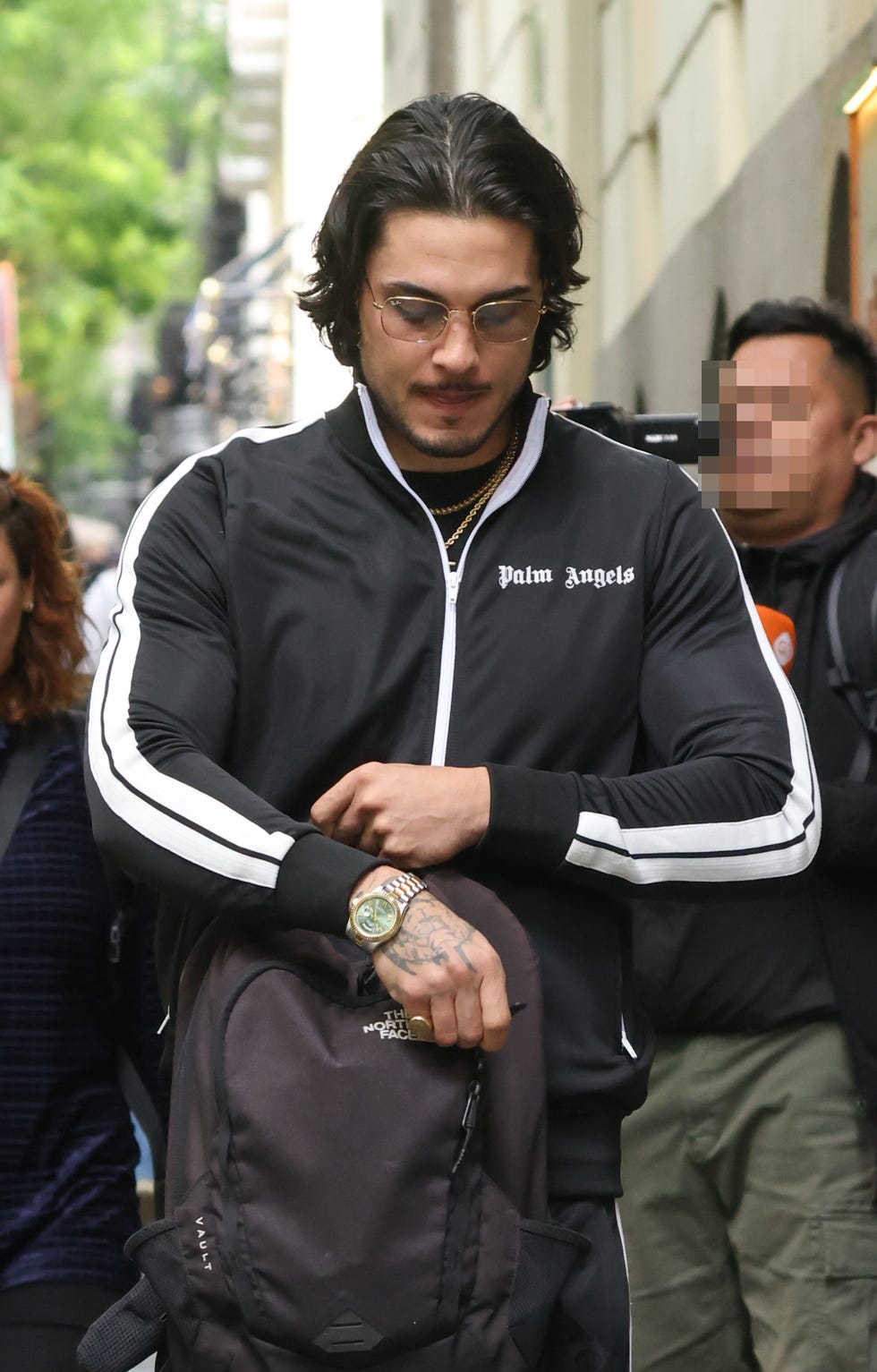 carlo costanzia con amigos por las calles de madrid sin alejandra rubio