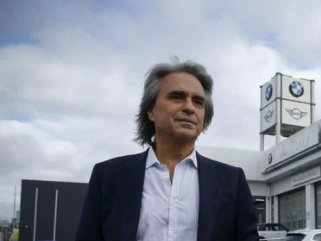 carlos agrelo posando en un concesionario de coches