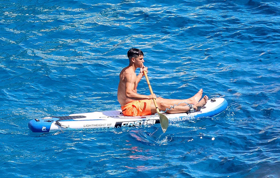 el tenista sobre una tabla de paddle surf en mallorca