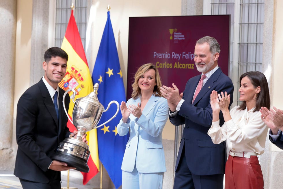 carlos alcaraz recoge el premio nacional de deporte 2022 con los reyes felipe y letizia