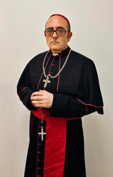 carlos areces, caracterizado como un obispo para la serie 'por el amor de dios', de los hermanos caballero