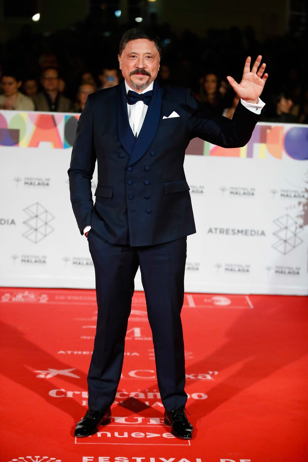 Red carpet, Carpet, Suit, Formal wear, Tuxedo, Event, Premiere, Flooring, Award ceremony, 