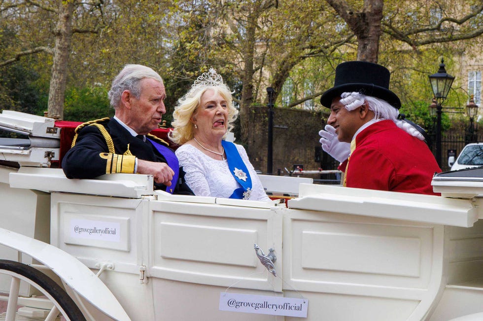 los dobles de carlos iii y camila se pasen por londres