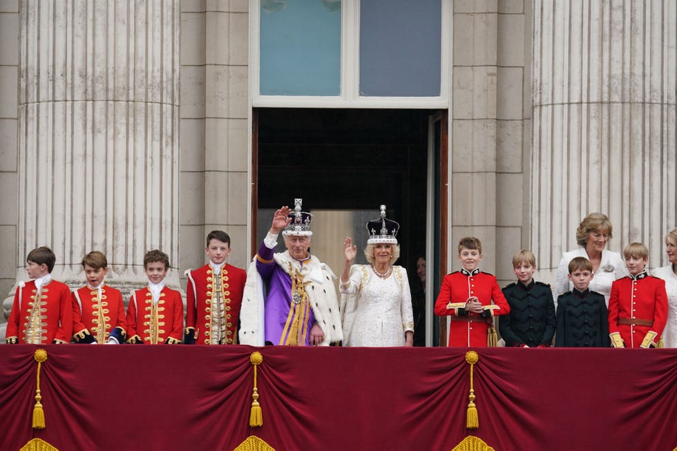 carlos iii y camila saludan con la familia real desde el balcón