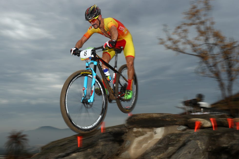 carlos coloma vuela sobre su bicicleta de montaña durante la prueba olímpica de río 2016