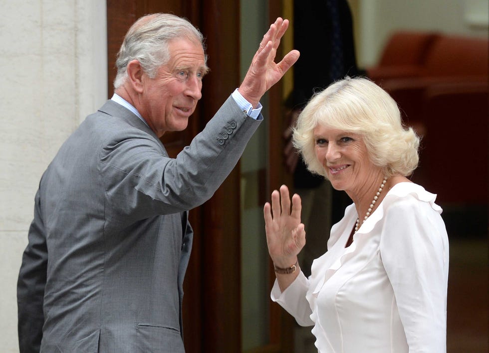 carlos de inglaterra y camila parker bowles a su llegada a la iglesia