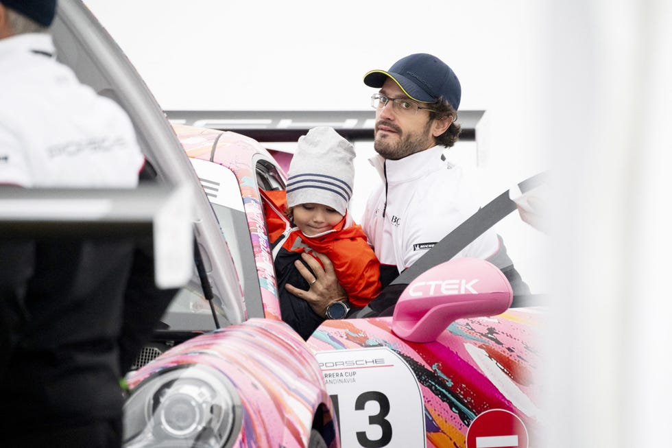 carlos felipe de suecia junto a su hijo gabriel en uno de los coches de la carrera