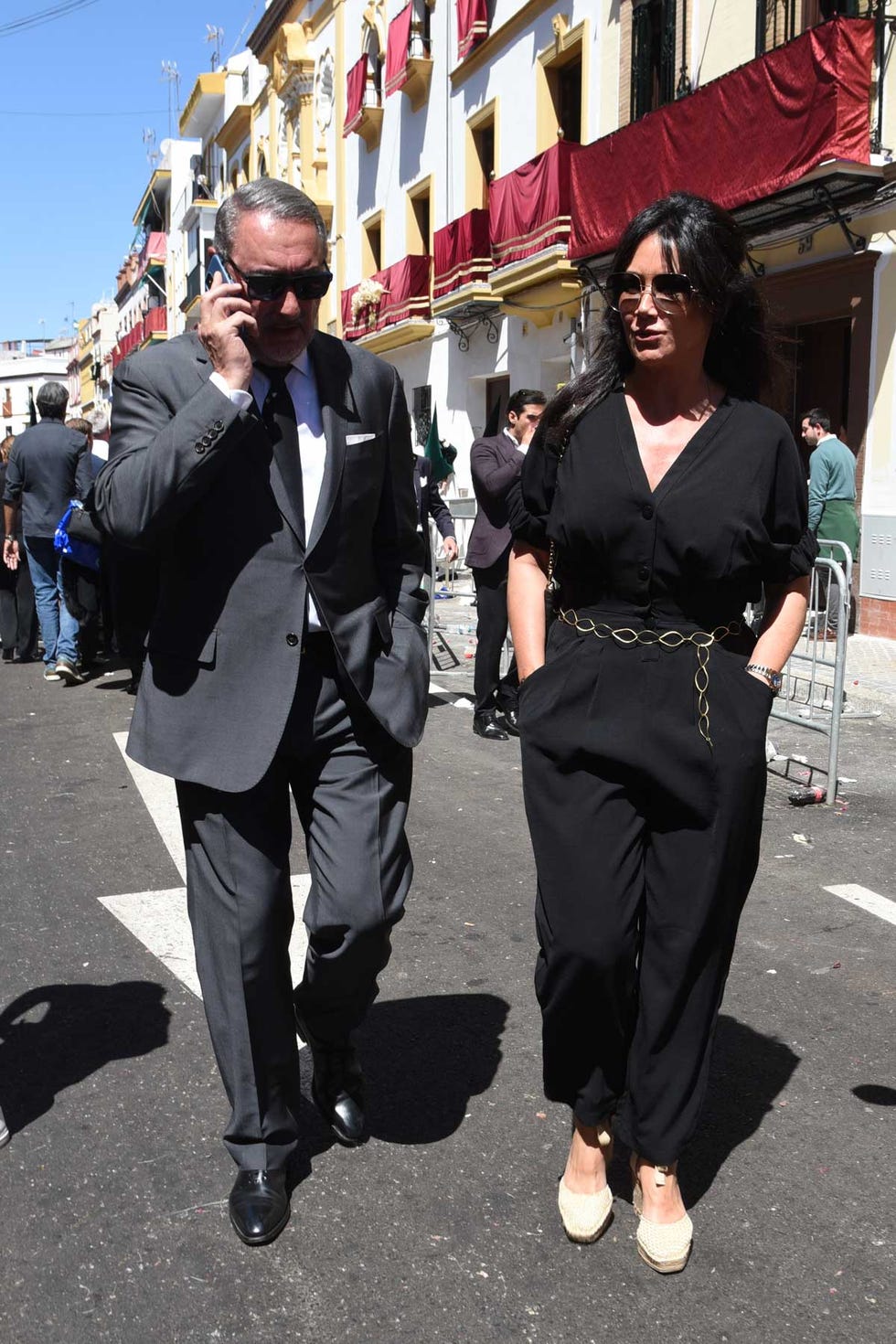 los famosos se congregan en las procesiones de semana santa