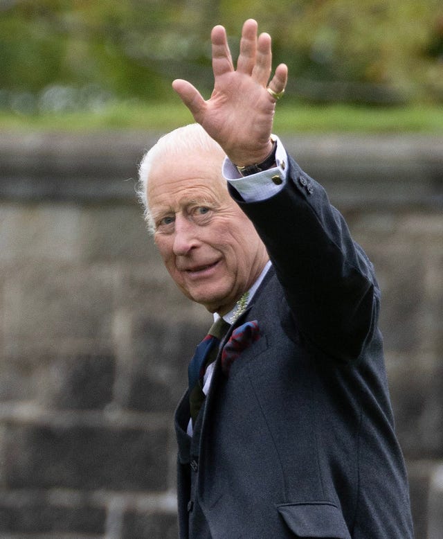 el rey carlos iii saluda a la camara con la mano en alto