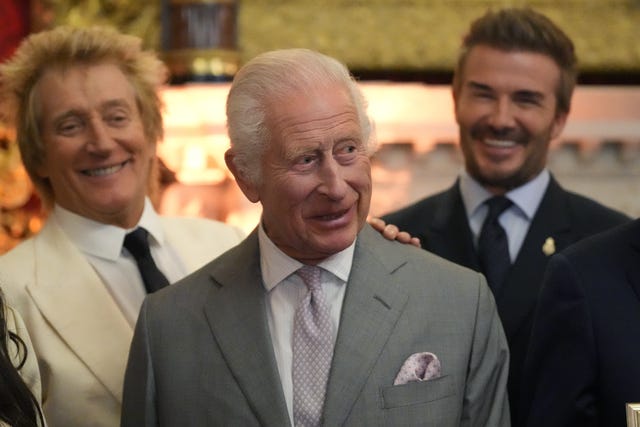 carlos iii, rod stewart y david beckham coinciden en una entrega de premios benefica