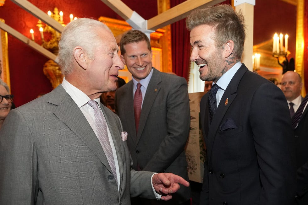 el rey carlos iii no se pierde una fiesta y entrega de premios beneficos con famosos como david beckham, rod stewart o naomi campbell