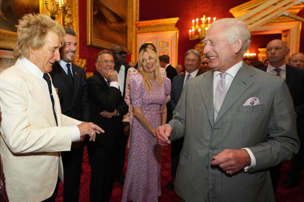 el rey carlos iii no se pierde una fiesta y entrega de premios beneficos con famosos como david beckham, rod stewart o naomi campbell