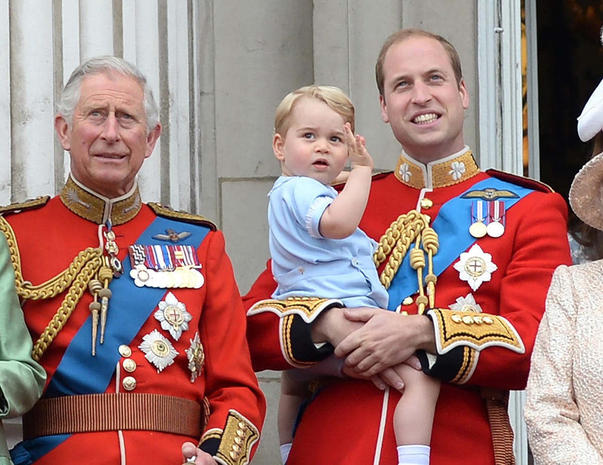 foto del rey carlos iii, el príncipe guillermo y el príncipe jorge