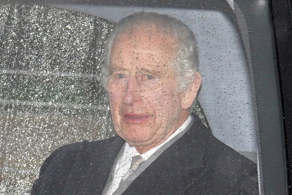 el rey carlos iii reaparece en su vuelta a clarence house con gesto serio, acompanado de la reina camila, tras la noticia de que padece cancer