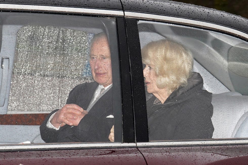 el rey carlos iii reaparece en su vuelta a clarence house con gesto serio, acompanado de la reina camila, tras la noticia de que padece cancer