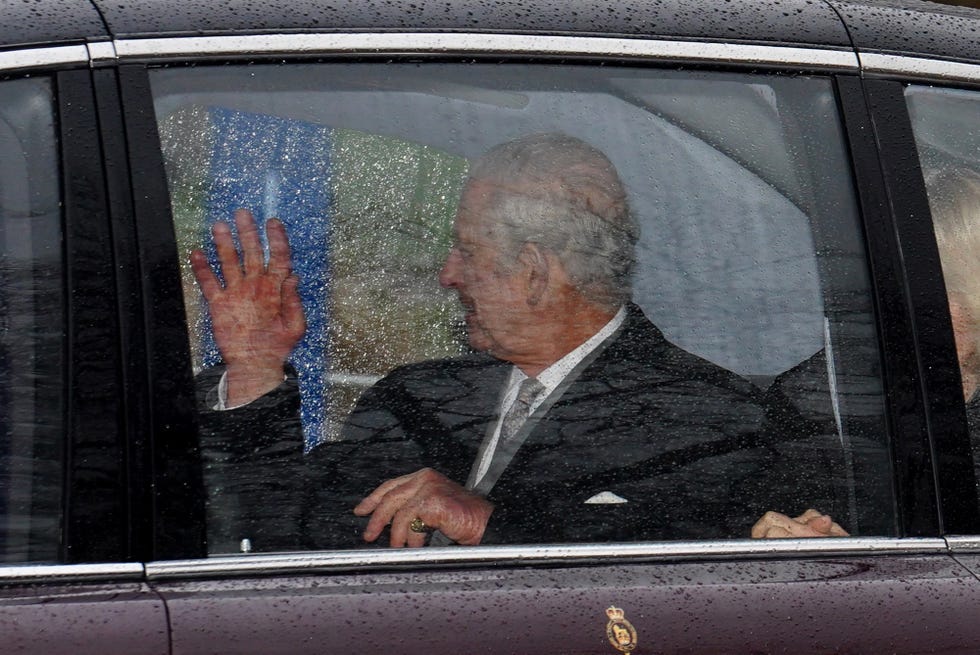 el rey carlos iii reaparece en su vuelta a clarence house con gesto serio, acompanado de la reina camila, tras la noticia de que padece cancer