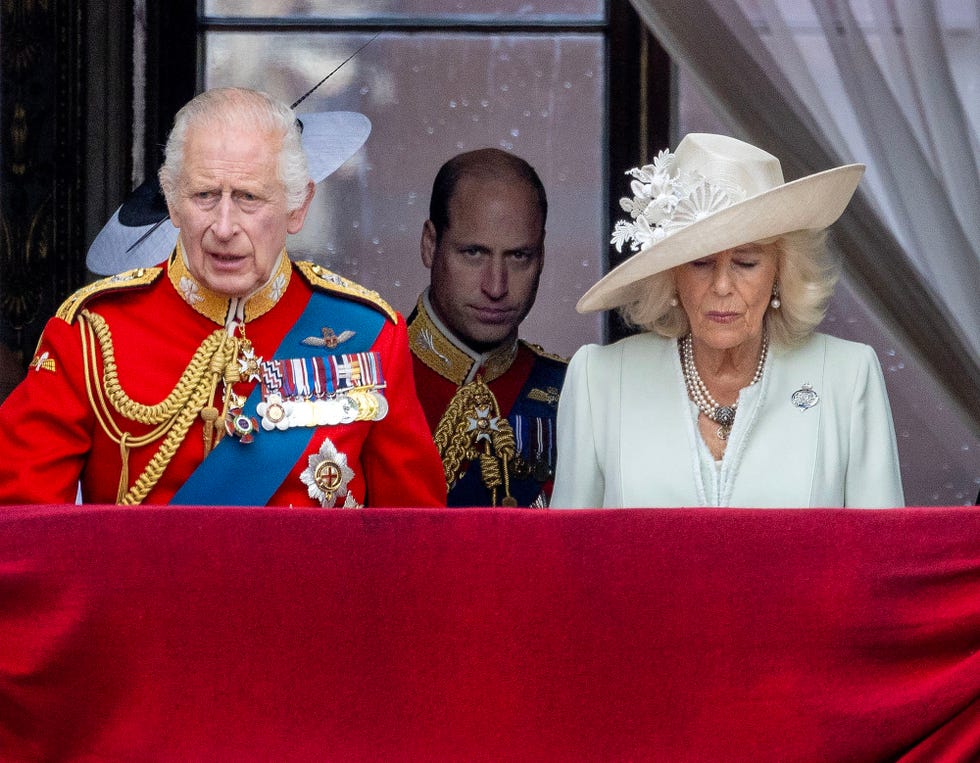 carlos iii en el desfile de trooping the colour de 2024 junto a su hijo guillermo y camila