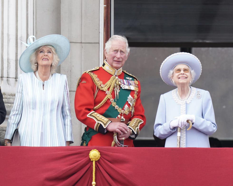 carlos iii en el desfile de trooping the colour de 2022 junto a camila y la reina isabel ii