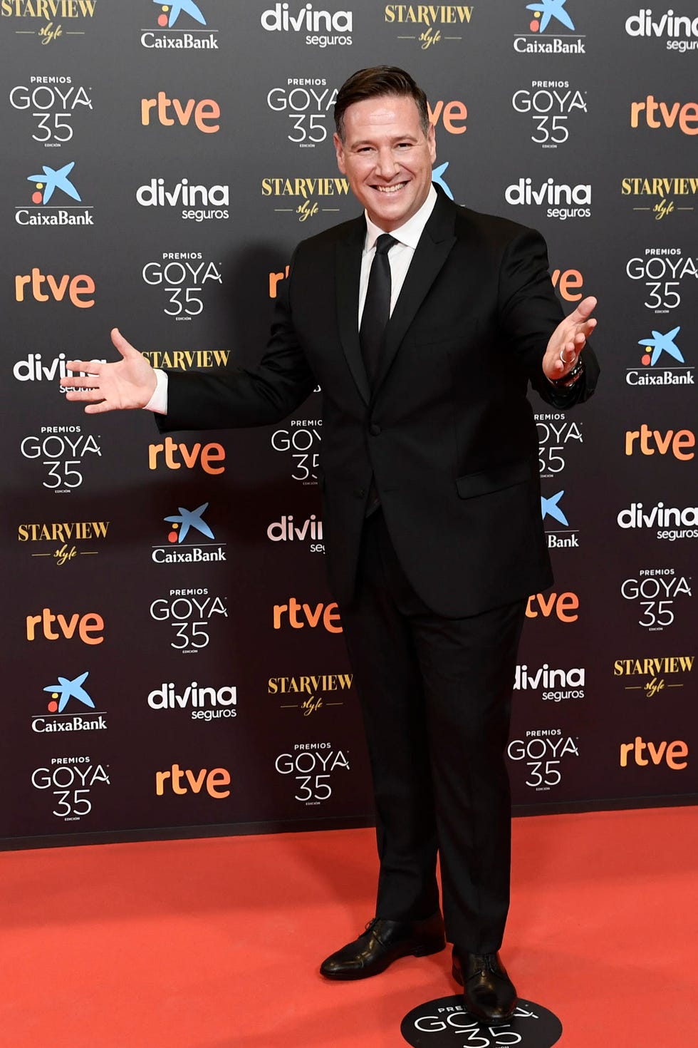carlos latre en la alfombra roja de los premios goya 2021