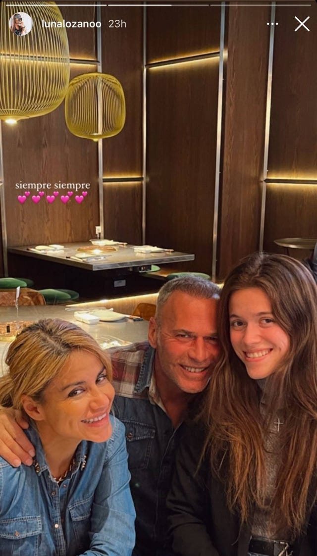 carlos lozano y mónica hoyos con su hija, luna lozano