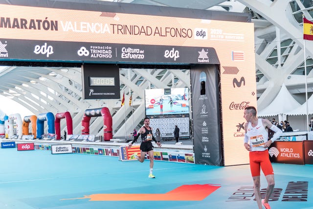 carlos mayo entra victorioso en la meta del medio maratón de valencia