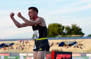 carlos mayo celebra su victoria en los 1500 metros el mitin de barcelona en serrahima