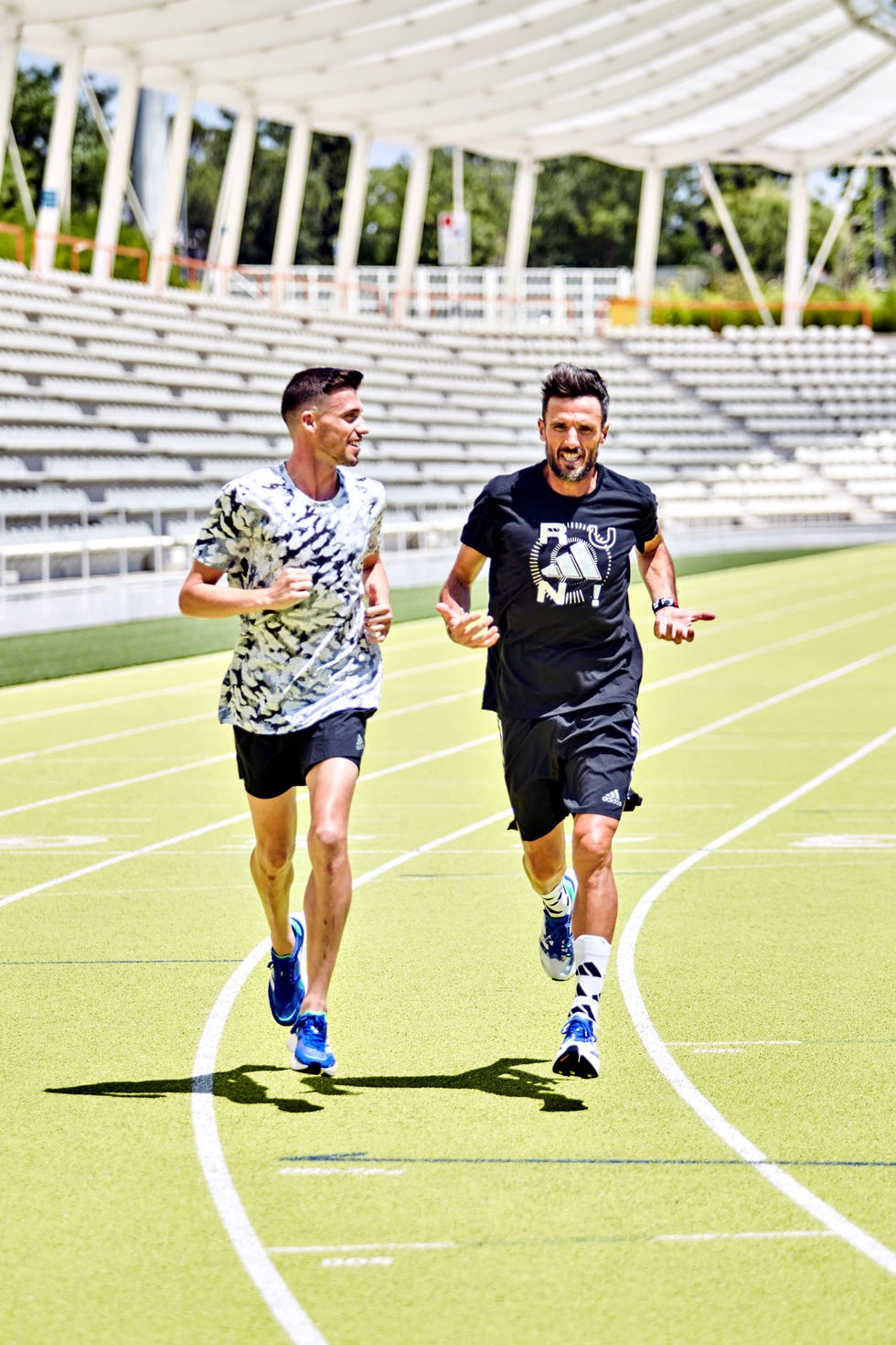 el atleta carlos mayo para runner's world junto a chema martínez