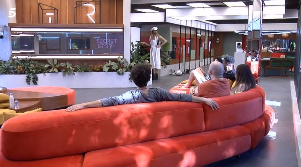 carlos peña recibe la orden de obedecer a sus compañeros de secret story durante 24 horas y colchero se aprovecha pidiéndole un masaje de pies