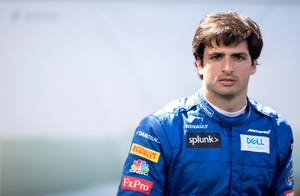 carlos sainz vestido con el mono de mclaren en la sesión de fotos previa al gp de australia de 2020