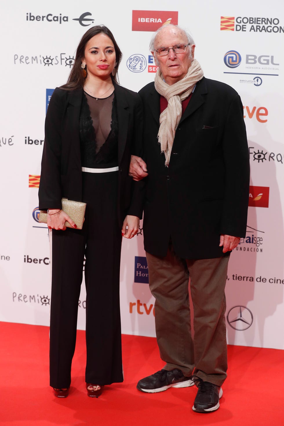 Carpet, Red carpet, Event, Premiere, Flooring, Suit, Award ceremony, Award, 
