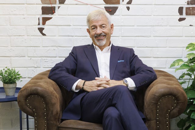 el presentador de first dates