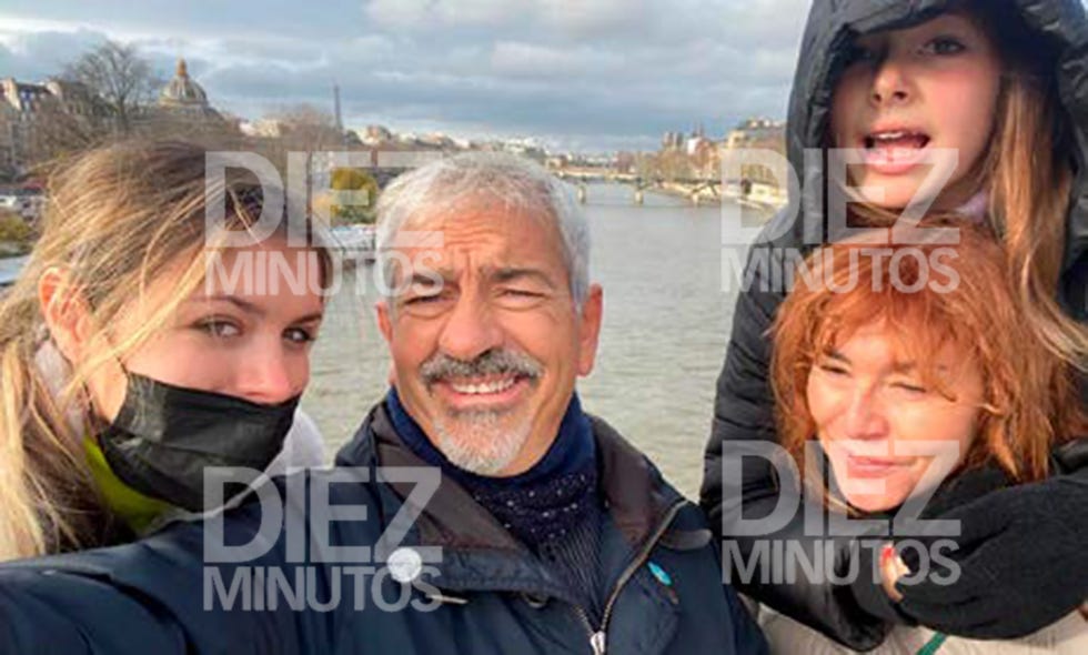 carlos sobera, en una foto personal con su hija natalia, su hijastra arianna aragón y su mujer, patricia santamaría