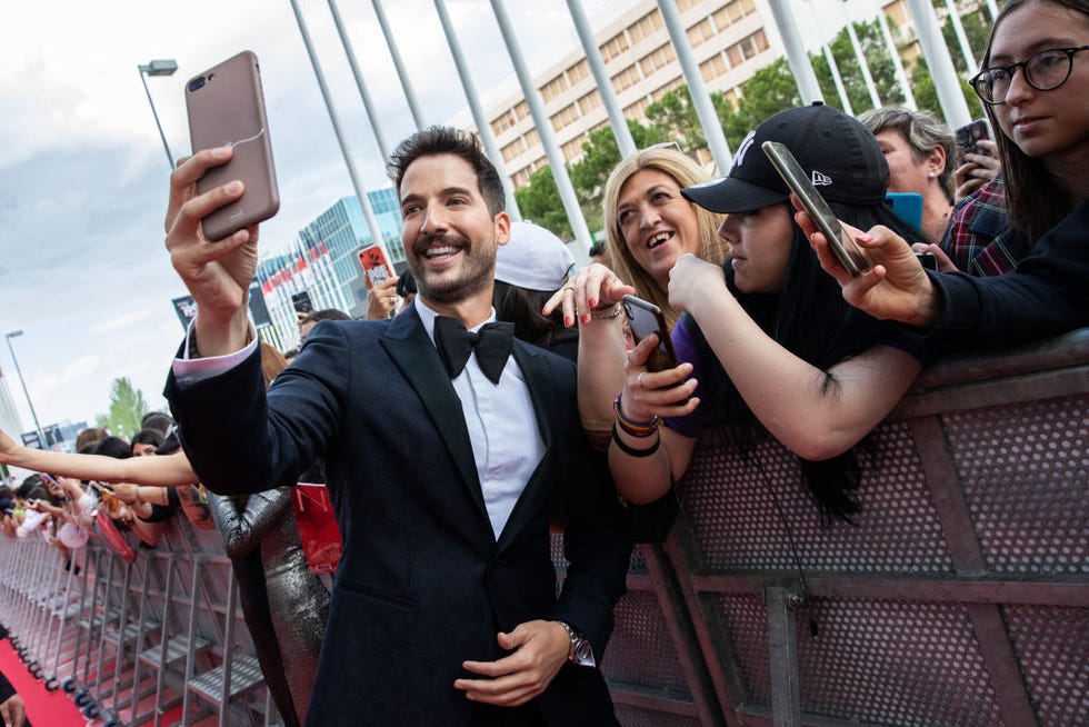 arrivals   platino awards 2022 carlos torres