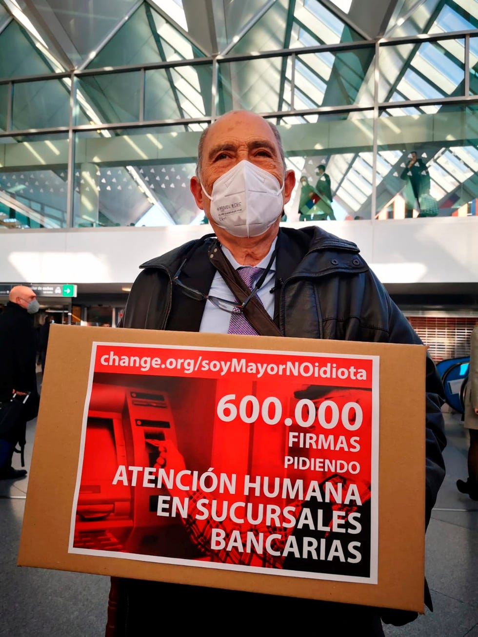 el médico jubilado llega a madrid con las firmas que recogió contra los bancos