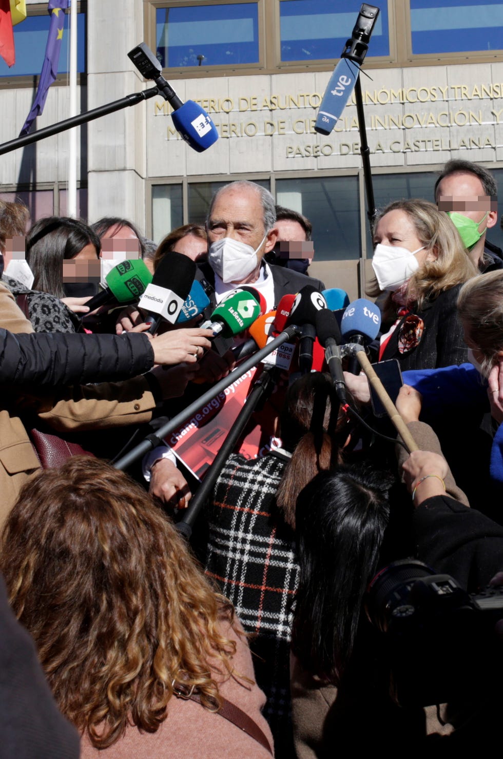 el médico jubilado atiende a la prensa ante el ministerio de economía junto a la ministra