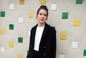 carlota casiraghi con traje negro y merceditas en el desfile de chanel en marsella