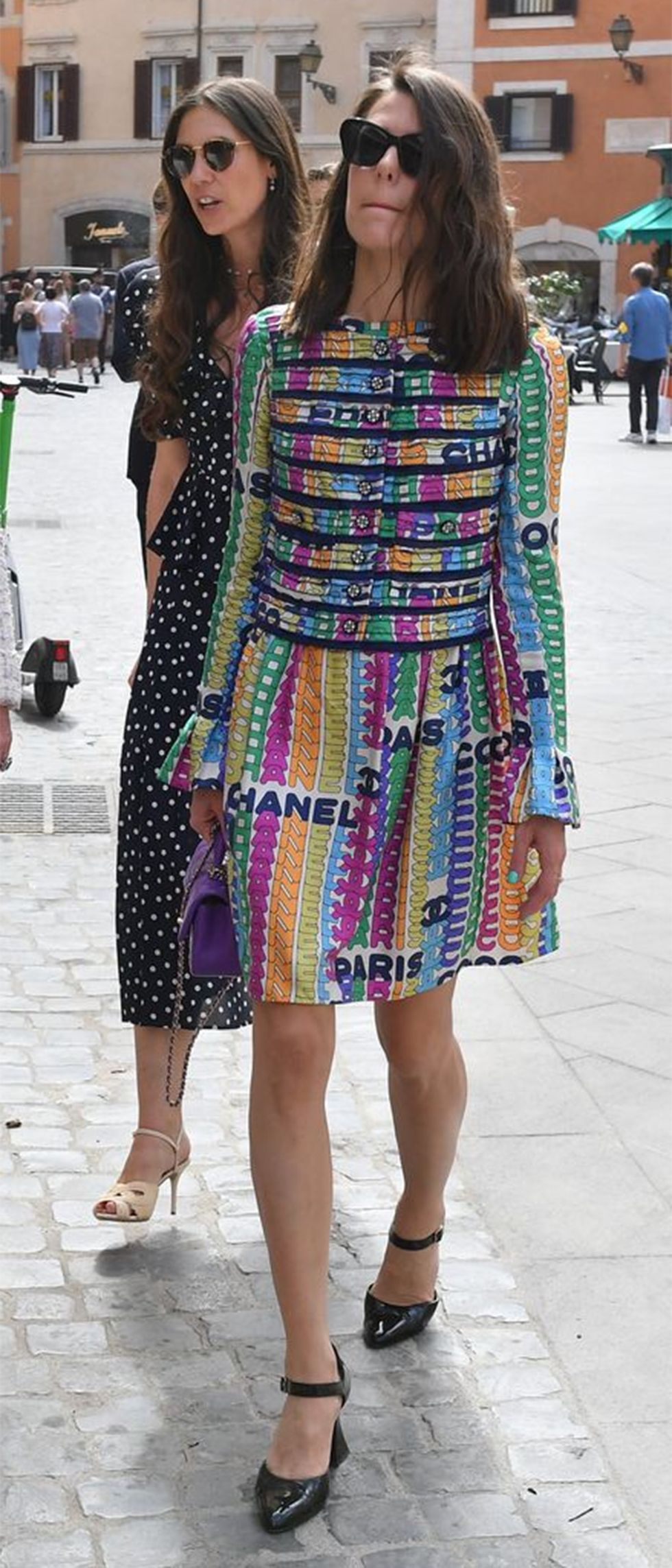 carlota casiraghi con vestido multicolor de chanel para una boda en el verano 2022