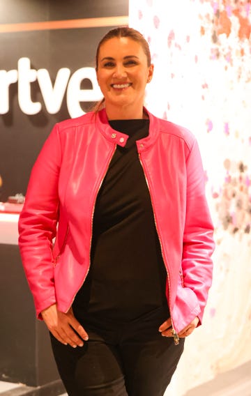carlota corredera en el stand de rne vestida de negro con cazadora rosa de piel
