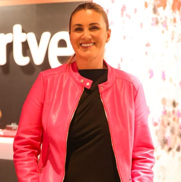 Carlota Corredera carlota corredera en el stand de rne vestida de negro con cazadora rosa de piel