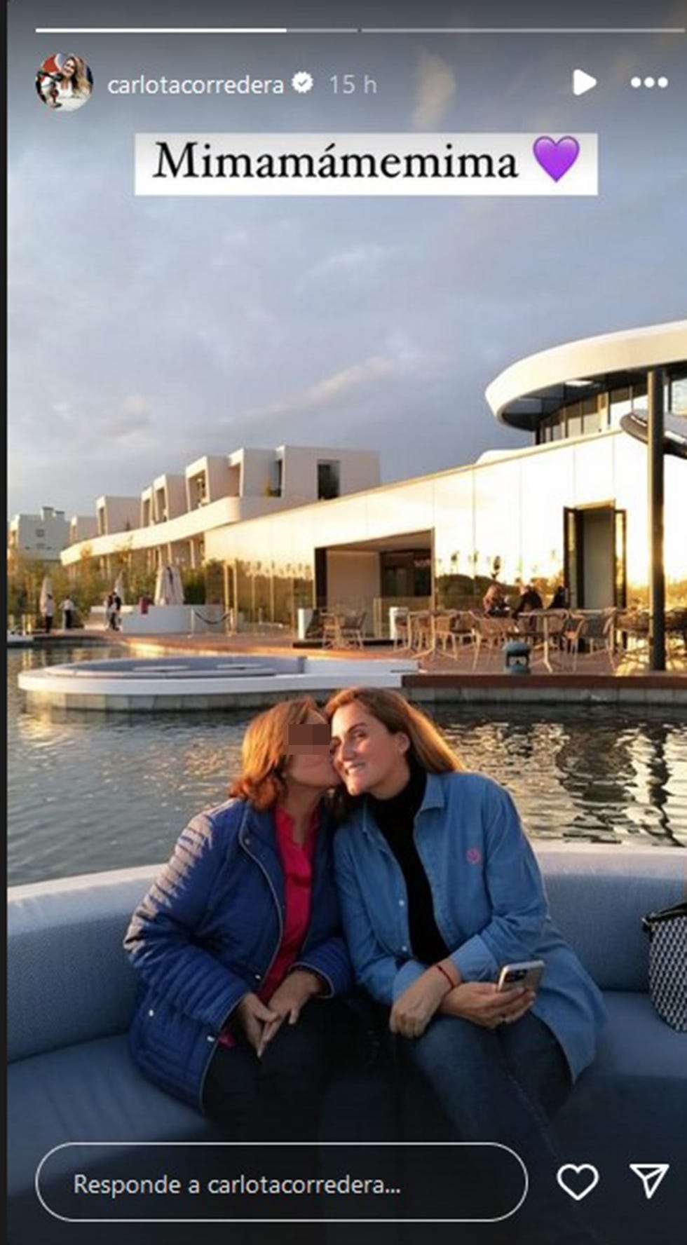 la presentadora recibe un beso de su madre
