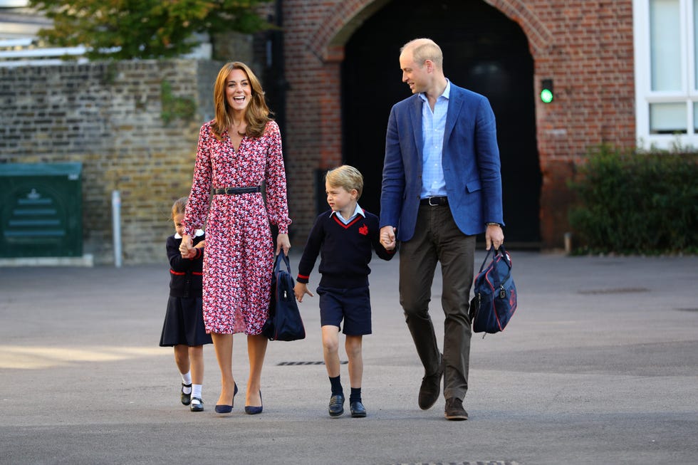 Duques de Cambridge llevan a sus hijos al colegio