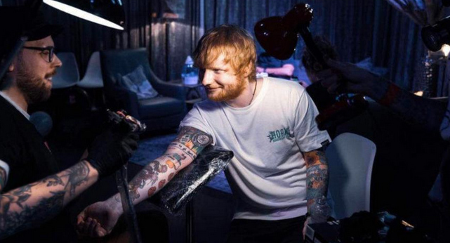 Suona in Italia e se lo vuole ricordare per sempre, Ed Sheeran fa un nuovo  tatuaggio by Carloxid