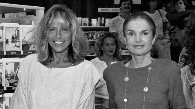 Carly Simon Was by Jackie Kennedy's Side When She Died. Inside Their ...