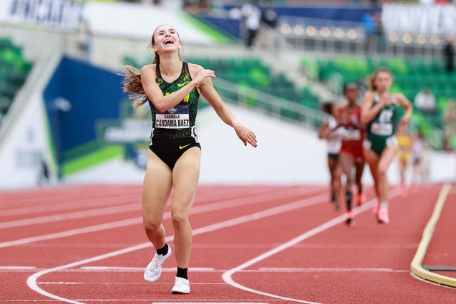 carmela cardama entra victoriosa en la meta de los 10000 metros del campeonato universitario de la ncaa de estados unidos