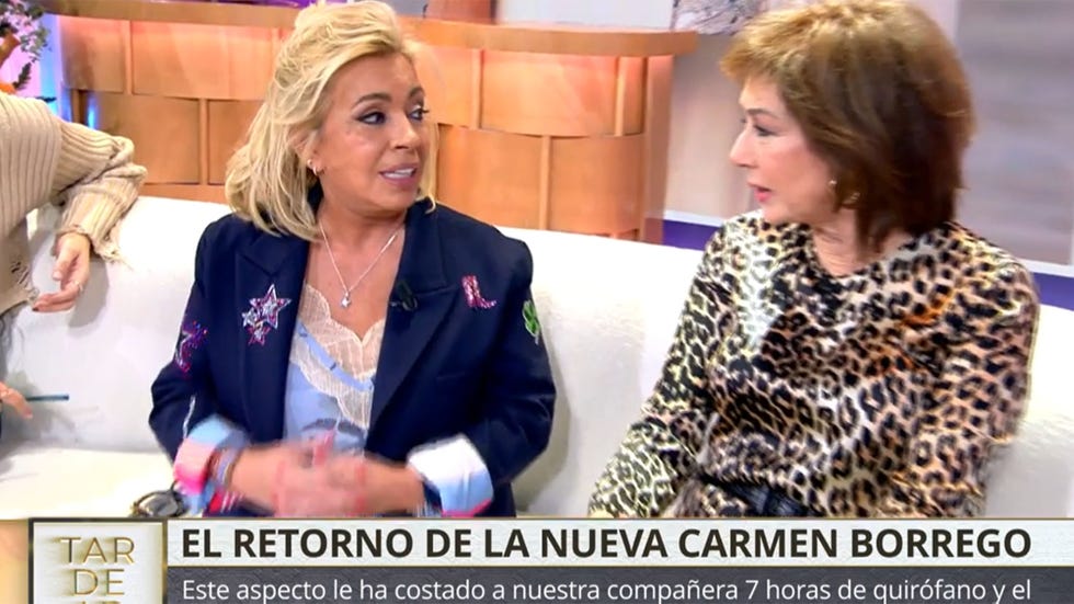 la colaboradora y la presentadora en el plato de telecinco