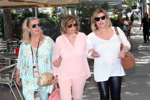 Pink, Eyewear, Fashion, Snapshot, Event, Shoulder, Sunglasses, Vacation, Jeans, Leisure, 